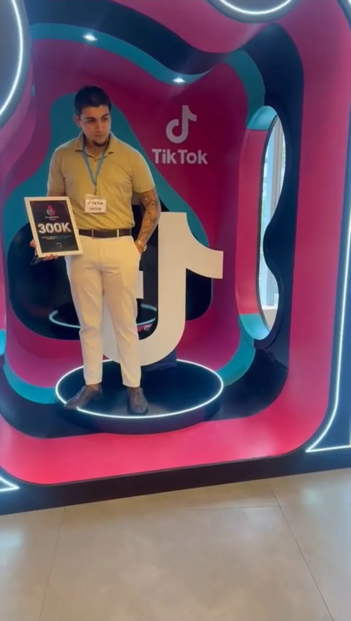 Streamer da Fusion segurando a placa de 300K num evento do TikTok
