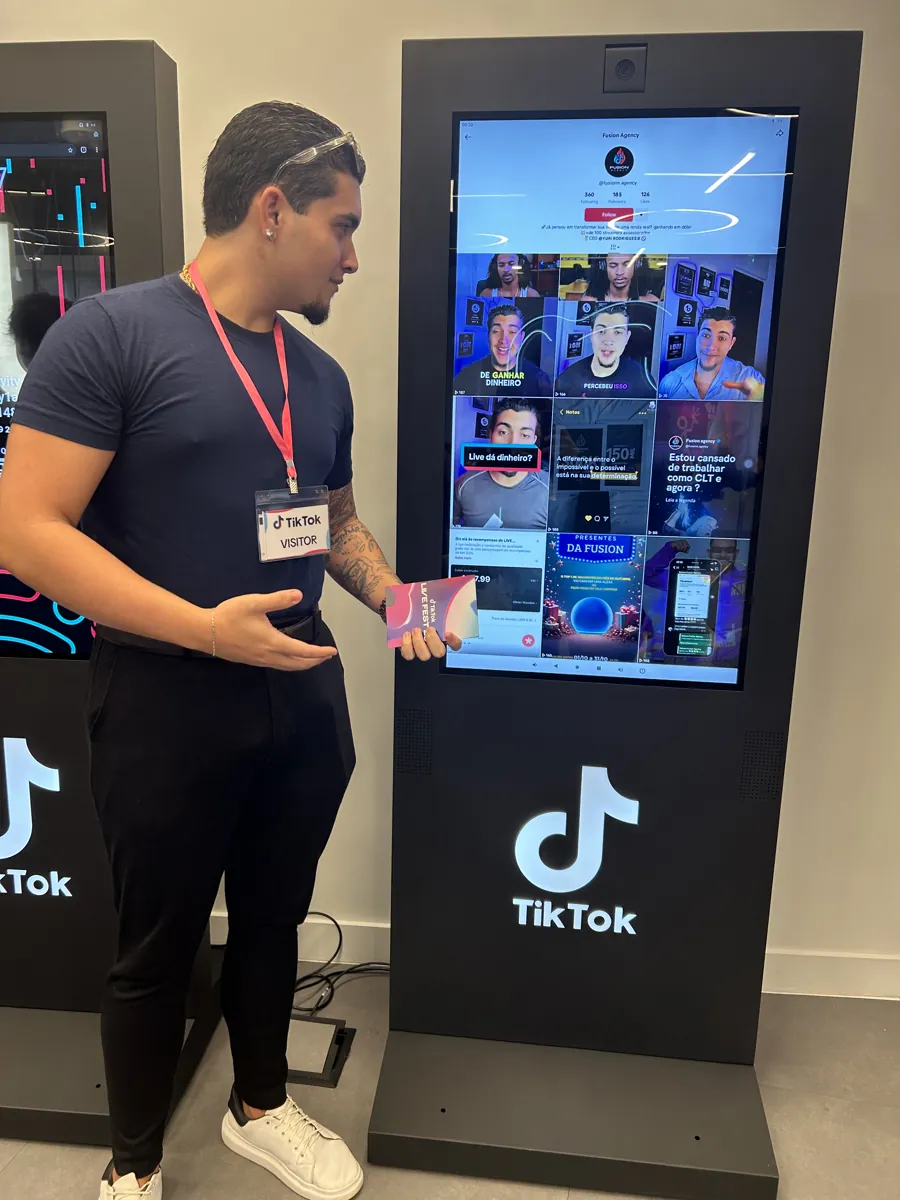 Streamer da Fusion num estande do TikTok