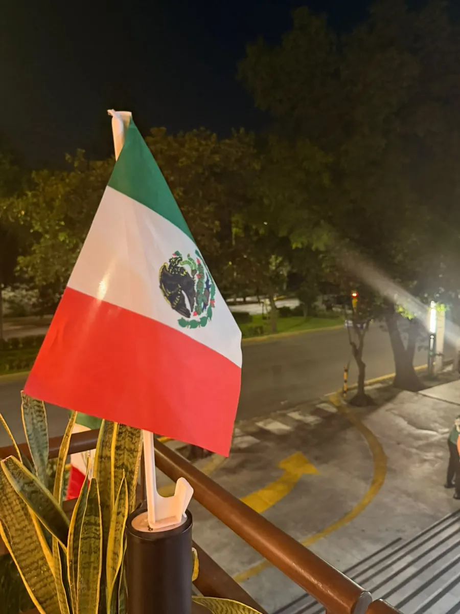 Bandeira do México na varanda de um evento à noite