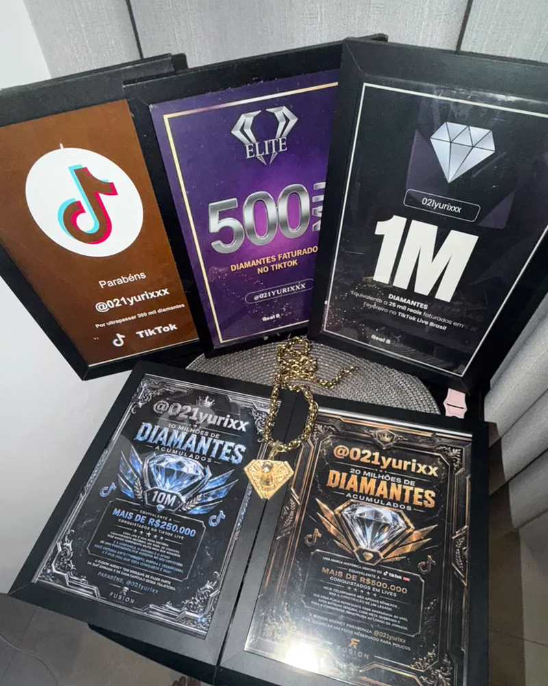 Cinco placas emolduradas do @021yurixx: 300 mil, 500 mil e 1 milhão de diamantes no TikTok, e 10 e 20 milhões de diamantes acumulados pela Fusion