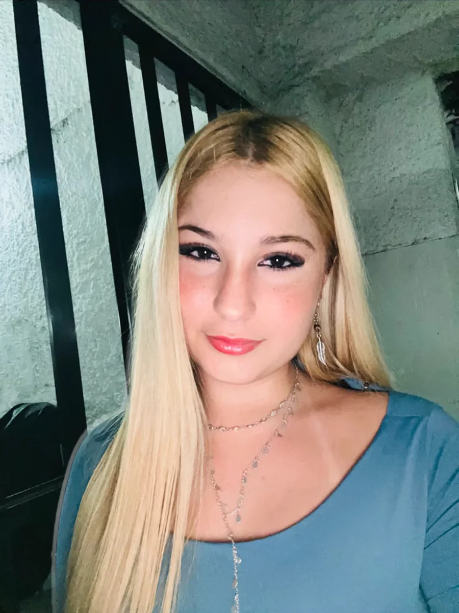 Gi Rosalba, streamer da Fusion, loira de blusa azul, em selfie