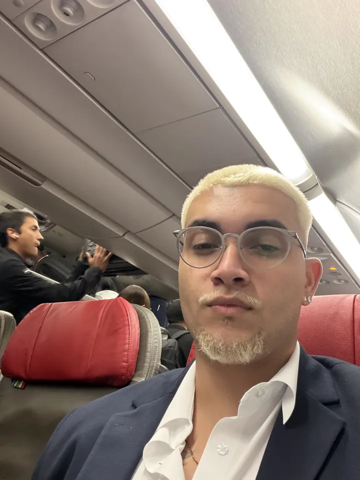 Yuri num voo a caminho de evento