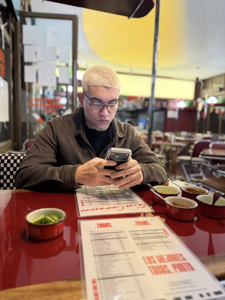 Yuri trabalhando pelo celular