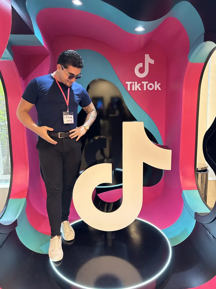 Yuri num estande do TikTok